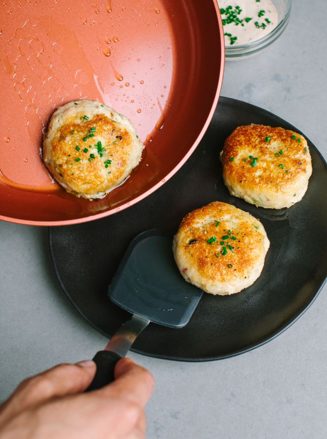 Tfal_Cookware's tweet photo. Crab cakes so perfectly browned from your Endura Copper Ceramic that your guests might think youβre secretly enrolled in culinary school. #tfaltips https://t.co/JNVNLrkHSE