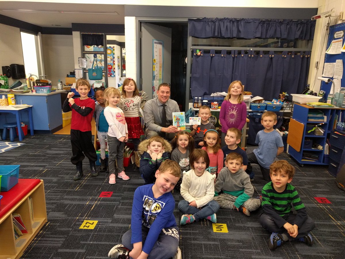 PRklearners's tweet photo. Look who our special mystery reader was today! Thank you Mr. Musson for sharing your story and love of reading with us.#prpride https://t.co/7Tx4zLRIDh