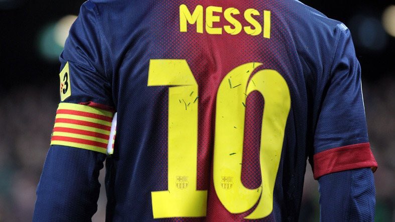 el10blaugrana's tweet photo. Messi juega de Busquets, Xavi, Iniesta, Ronaldinho, Suárez y de Messi. Una bestia. El jugador total. https://t.co/q54msxiWSI