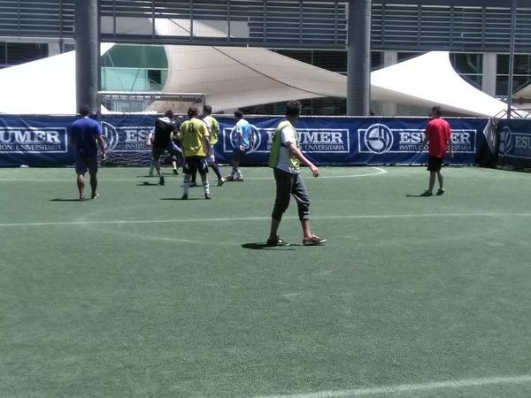 HackLabMed's tweet photo. Los #hackers también son buenos con el balón!! #Hackerias + #Futbol en el #Hacklab #Medellín se comparten espacios de deporte https://t.co/uU3GMbrnQm