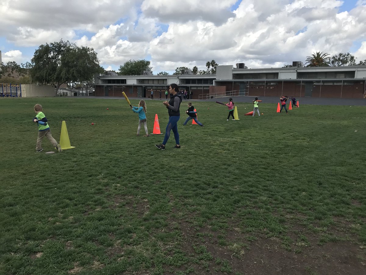 wenthurPE's tweet photo. Kindergators last day of striking off of a tee using a bat. Super excited about the progress from these students! @GHElementary @JodyHiggs1 @MrsBrantzeg #ghgators #FSDPE #fsdlearns https://t.co/yQqDPrVTfi