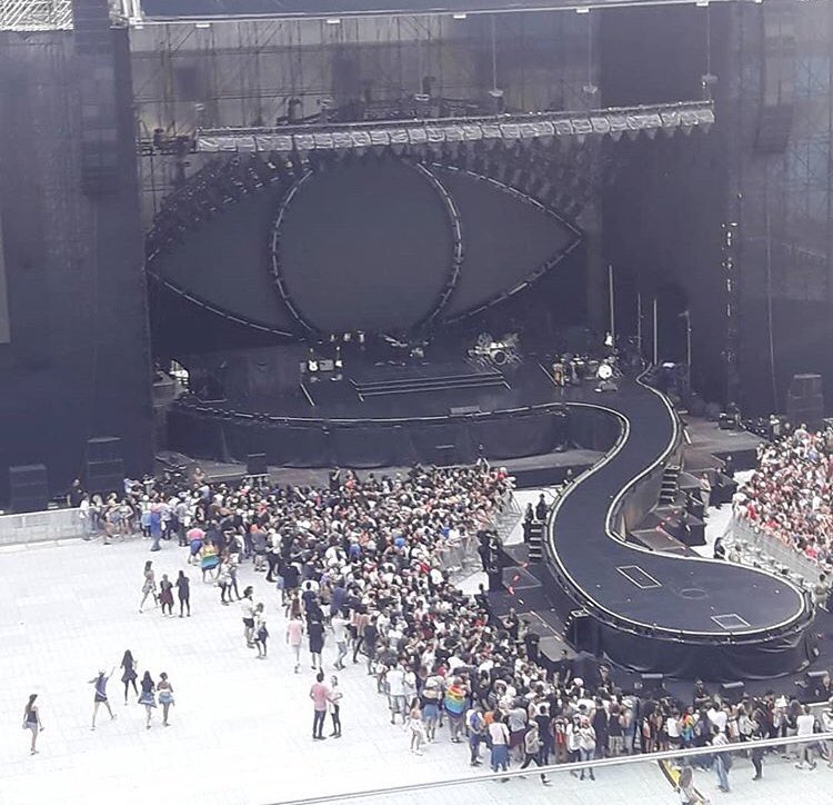 GlindaTheOz's tweet photo. Achei a grade de Porto Alegre bem longe, vocês? 😕 #WelcomeToBrazilKatyPerry #WitnessTheTour https://t.co/IebSm579yh
