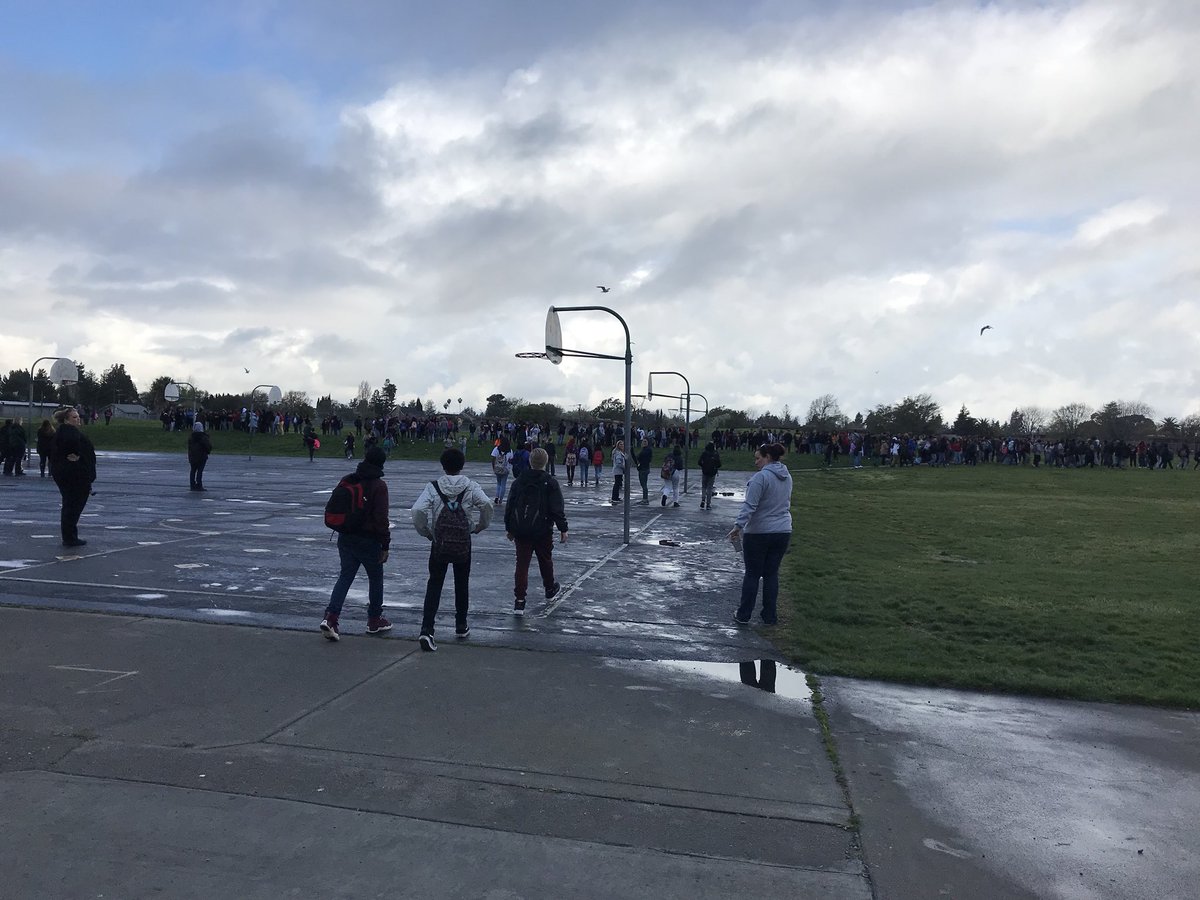 missalgebra1's tweet photo. Students respectfully walked out and stood in solidarity for school safety. #NationalWalkoutDay #17daysofkindness #whatsyour17 https://t.co/GEyewhWrJb