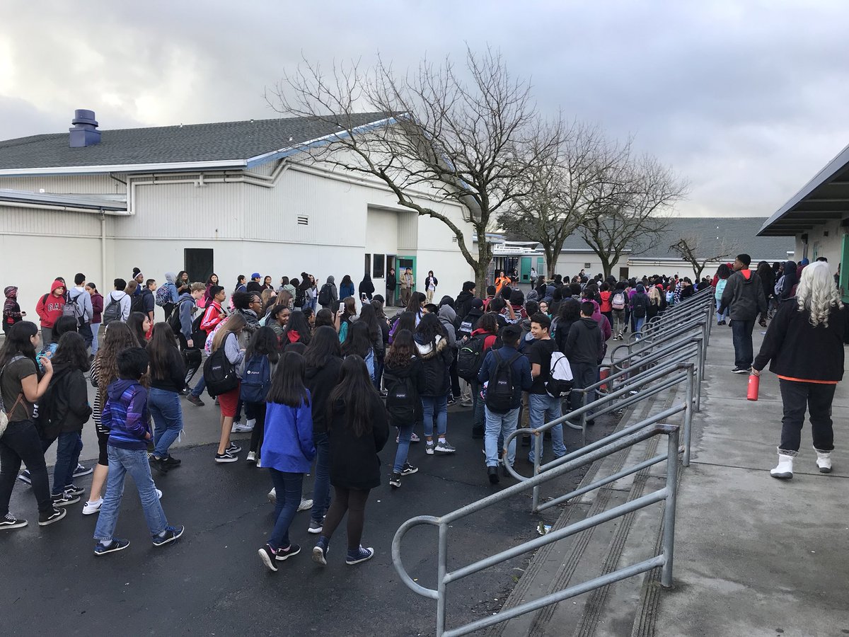missalgebra1's tweet photo. Students respectfully walked out and stood in solidarity for school safety. #NationalWalkoutDay #17daysofkindness #whatsyour17 https://t.co/GEyewhWrJb