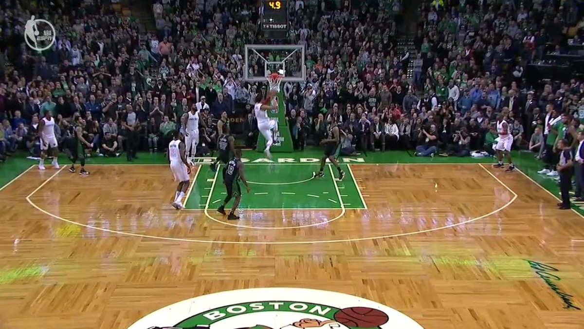 【影片】為什麼他值得一億的合同？上空籃前他突然傳隊友拯救球隊，這球價值連城！-黑特籃球-NBA新聞影音圖片分享社區