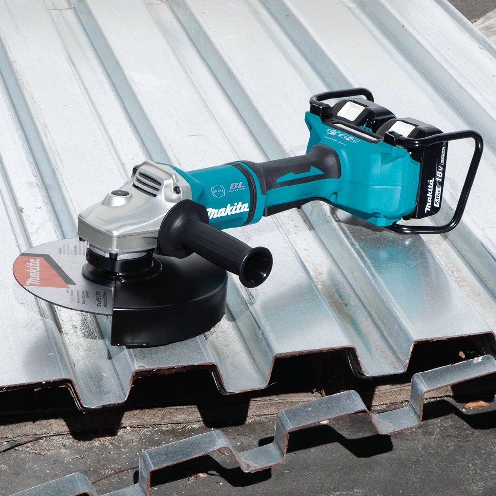 MakitaTools's tweet photo. Makita has 2 new angle grinders powered by TWO 18V batteries for 36V power and performance. Both have Automatic Speed Change technology that adjusts torque and speed under load for optimum performance #XAG12PT1 #XAG13PT1 #18VX2 #LXTadvantage #innovation #beastmode #metalworking https://t.co/p1eHmbyLji
