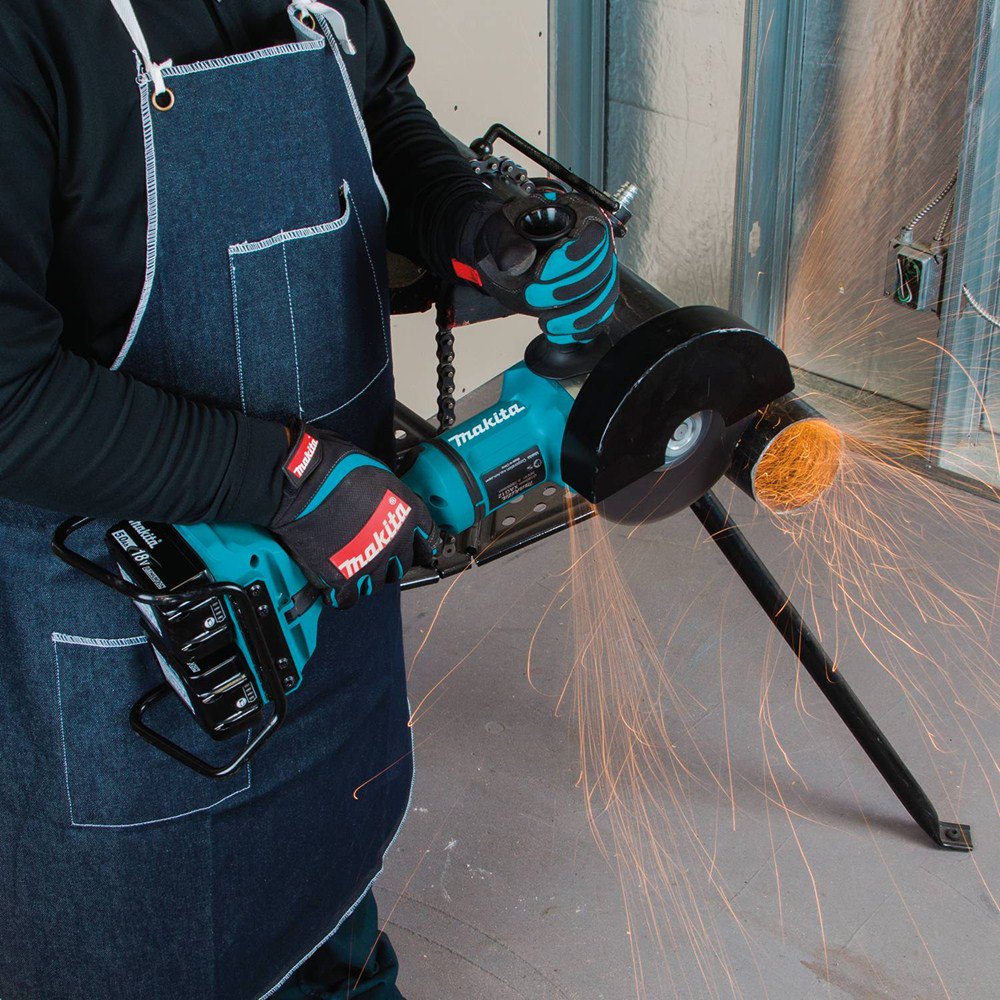 MakitaTools's tweet photo. Makita has 2 new angle grinders powered by TWO 18V batteries for 36V power and performance. Both have Automatic Speed Change technology that adjusts torque and speed under load for optimum performance #XAG12PT1 #XAG13PT1 #18VX2 #LXTadvantage #innovation #beastmode #metalworking https://t.co/p1eHmbyLji
