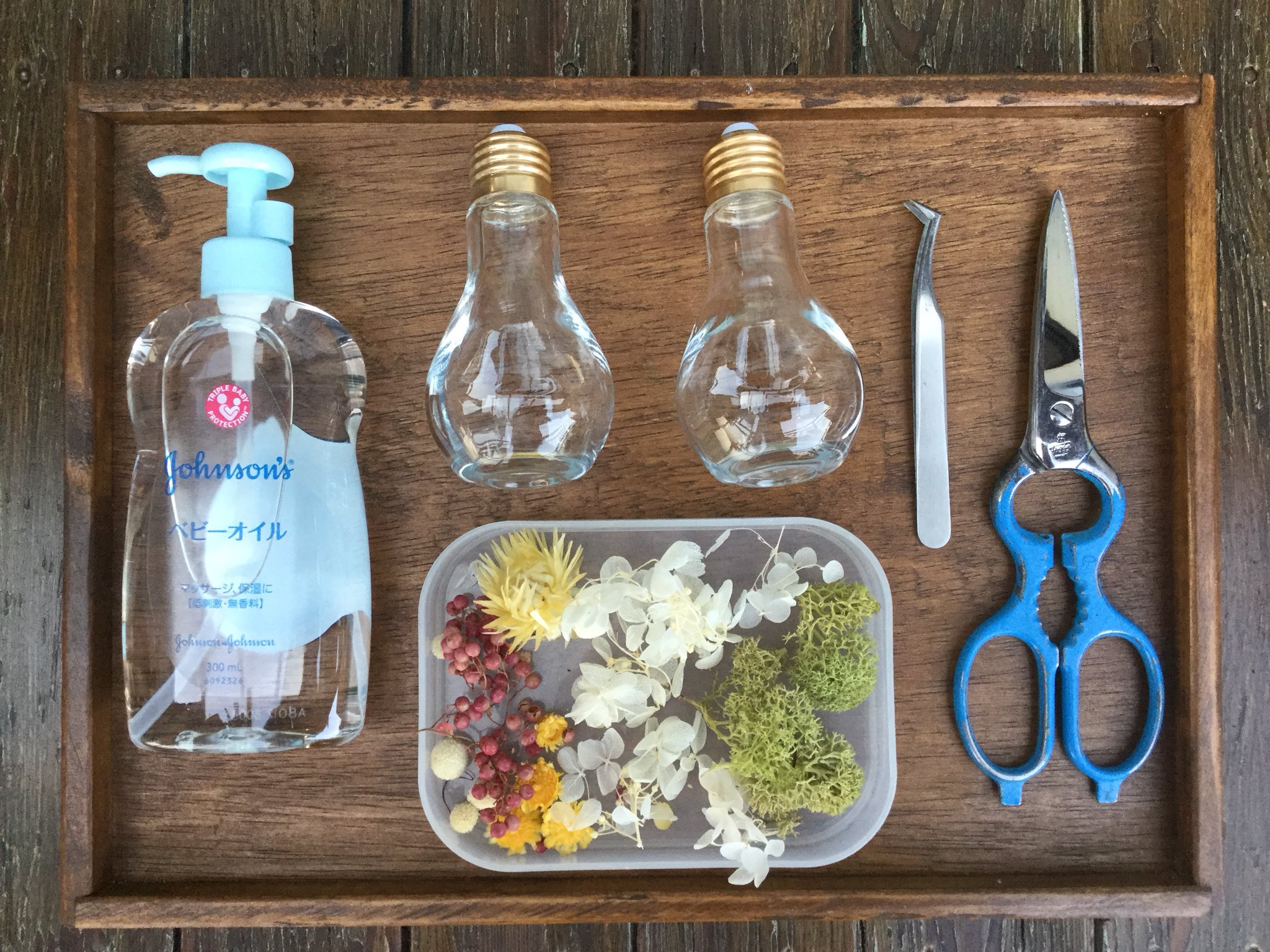 雑貨奥様 今流行りのハーバリウム 市販品は高いのでネットで作り方を検索 瓶 100均 を消毒しお花 ドライフラワーや造花 を入れて 専用オイル ベビーオイルでも可 を注ぐ おっ 出来そうかも というのでシーグラスや貝も加えて 2個作ってみました