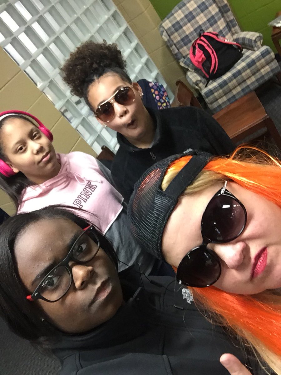 SuellenWEppsEdD's tweet photo. Just a little pre- @Scholastic Book Fair Fun @SparkmanMiddle #walkupnotout #WalkUp #walkupsms #jaylah #kk #destiny #mrsepps https://t.co/gCPpsVQ8uK
