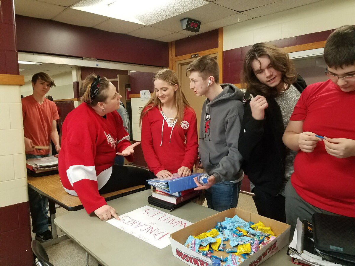 frazier_hs's tweet photo. Students and teachers today participated in #FrazierForAll as every student received breakfast, provided by Student Government, upon entering the building.   Students were also greeted in between period with snack stations throughout the building. https://t.co/1PliBIS5gq