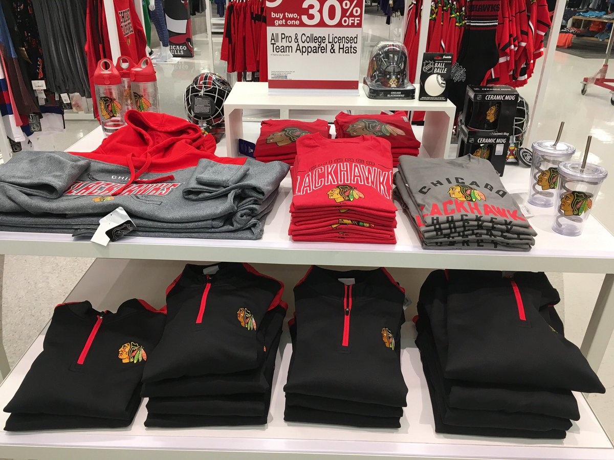 HawthorneJulia's tweet photo. Scoring big in fan central! @baileyybartyy @Tim_Heit @nikki_j1981 @brittneyb1231 @mollysconnelly https://t.co/RUdJLqS5uI