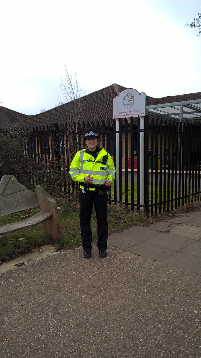 tvp_mk's tweet photo. Keeping the junctions and roundabouts clear of waiting/parked cars at Jubilee Wood today. When you are collecting your children from school please make sure you are not parked dangerously. #yousaidwedid #Fishermead #MKSouthNHPT #P2376 #P2420 https://t.co/9o9BYDjUlG