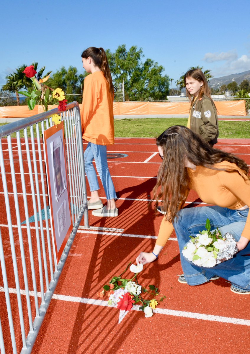 JulieEllerton's tweet photo. #MalibuHighSchool joined students across the country,on #NationalWalkoutDay.
#ParklandHighschool #NeverAgain #heartheirvoices #enoughisenough #17 #gunlawsneedtochange #peacefulprotest #studentsstandup #studentswalkout #Malibu https://t.co/HUPXQ0xvOH
