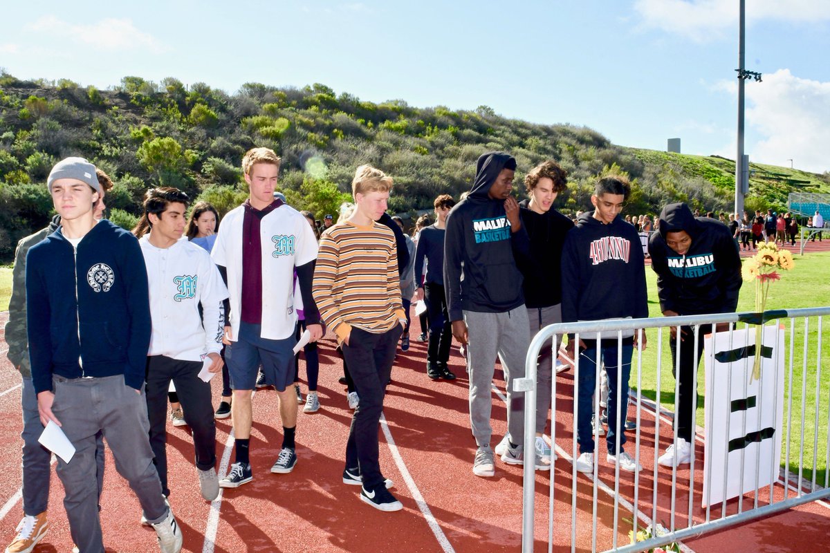 JulieEllerton's tweet photo. #MalibuHighSchool joined students across the country,on #NationalWalkoutDay.
#ParklandHighschool #NeverAgain #heartheirvoices #enoughisenough #17 #gunlawsneedtochange #peacefulprotest #studentsstandup #studentswalkout #Malibu https://t.co/HUPXQ0xvOH