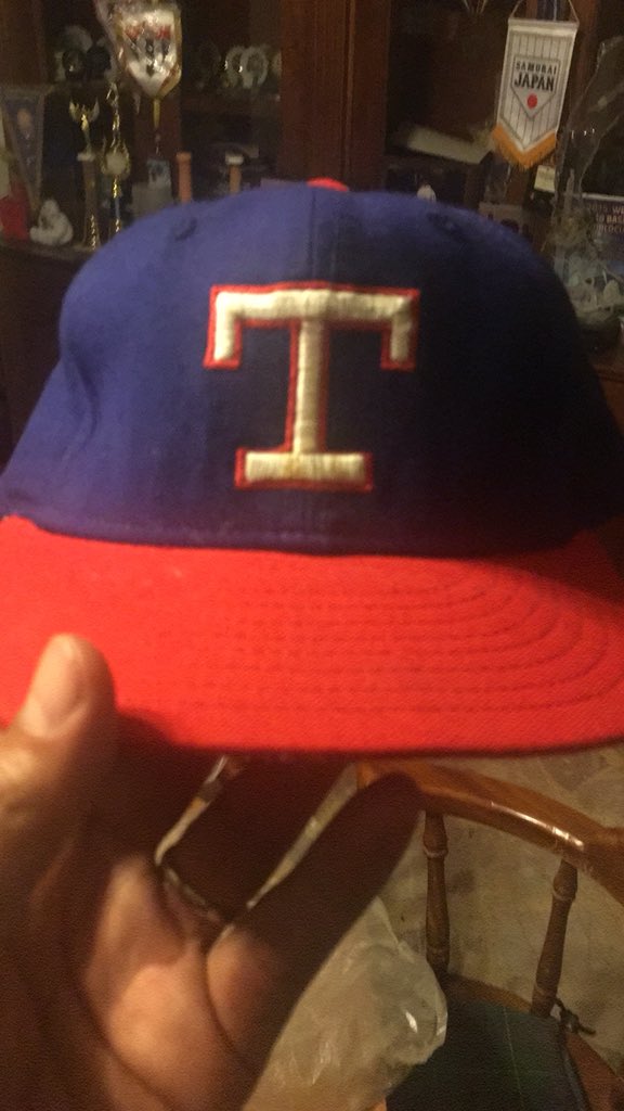mariomendoza11's tweet photo. @jcTorresEncinas @MLB_Mexico @MLB @MLBNetwork @NewEraMx @NewEraCap @Rangers @losrangers @piratasbeisbol @Pirates @LosMarineros @Mariners Esta era la @NewEraMx de ese uniforme nomas que tape el 14 con el dedo #TheMex https://t.co/KGM7NDha23