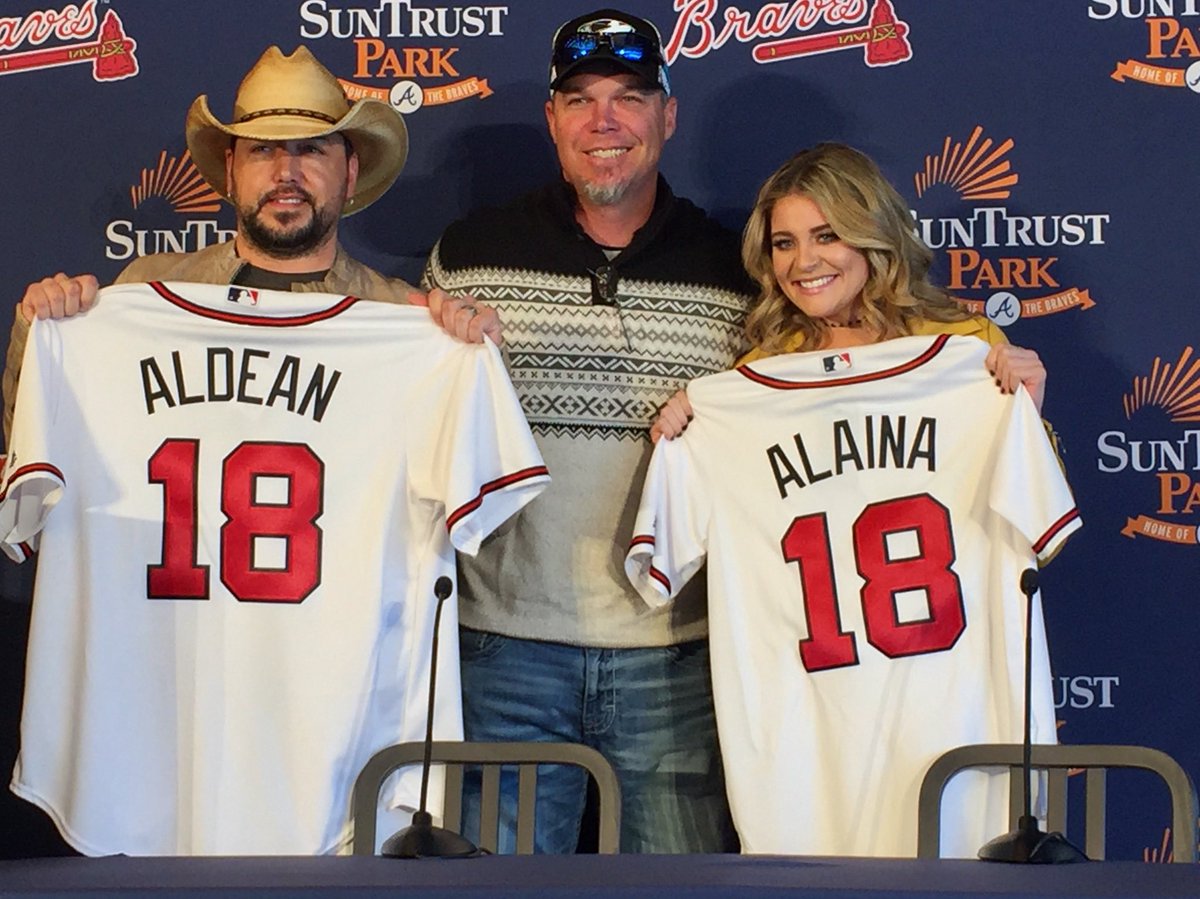 sportsandra's tweet image. Hope u heard the big news❗️
@Jason_Aldean will invite Chipper Jones @RealCJ10 to sing with him on #biggreentractor during his July 21 concert @SunTrustPark 🎶🎶🎶#braves 💯😂🙌🏻🎶