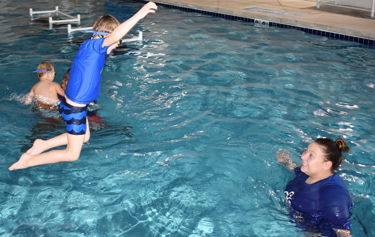 SplashSwimWell's tweet photo. "Here we are working on jumping out, and then swimming back to the wall. The kids enjoy jumping in and making big splashes, specifically trying to splash me!" ~Splash! Supervisor Morgan / School Age Level 2 😁#SwimLessons #SplashMequon https://t.co/uSeKzg2j9Y