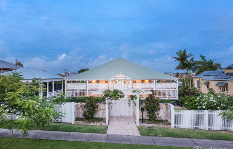 ReconDaily's tweet image. #Davaar: Grand 1912 #Queensland home in iconic inner-city estate, set on 1,215sqm (approx) of landscaped grounds just 4km from #BrisbaneCBD. 
See more: bit.ly/2FGWKDu
#forsale #Coorparoo #historichome #JamesCurtain #WarrenWalsh @PlaceBulimba @PlaceEA