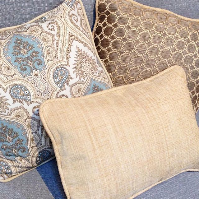 w9y's tweet image. A lovely set of pillows for those times when neutrals reign supreme. #fromtheworkroom #lightandbright #mixingpatterns @whole9yardsportland ift.tt/2DqwkE0