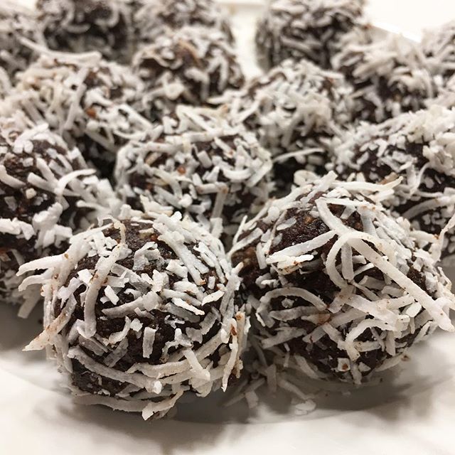 possandruby's tweet photo. Late night creations choc mint bliss balls no bake and healthy too! #possandruby #foodieadventures #melbournefoodie #foodlover #eatdrinkandbemerry #eat #foodie #food #kitchenadventures #baking #homemade #handmade #madewithlove #lunchboxsnacks https://t.co/l5V4FNUBBX https://t.co/YhSrT46M25