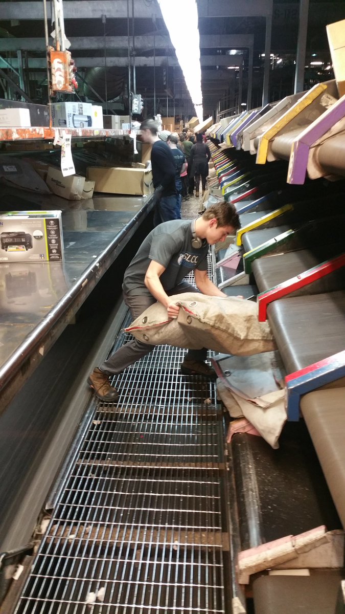 tybueter7100's tweet photo. #CaughtSafely 8419 SLC Day Sort employee Jacob Hodges caught working safe. Great job grasping oppsite diagnol corners on the bag, bending knees and facing the bag correctly on the transverse belt. Great Job! Keep up the good work. @DesertMTUPSers @UTHub_BrianW @ExperienceUPS https://t.co/GXXnR3i2j1