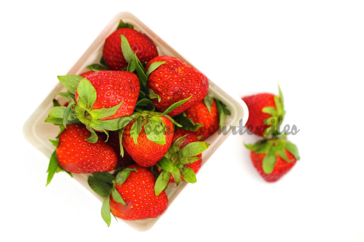 LSavourTextiles's tweet photo. Look at those beauties | Strawberries in basket
.
.
.
.
.
#stockphotography #foodphotography #farmersmarket #etsy #shoplocal #strawberries #foodie #foodiepics #foodbackground https://t.co/oeYegkycCv