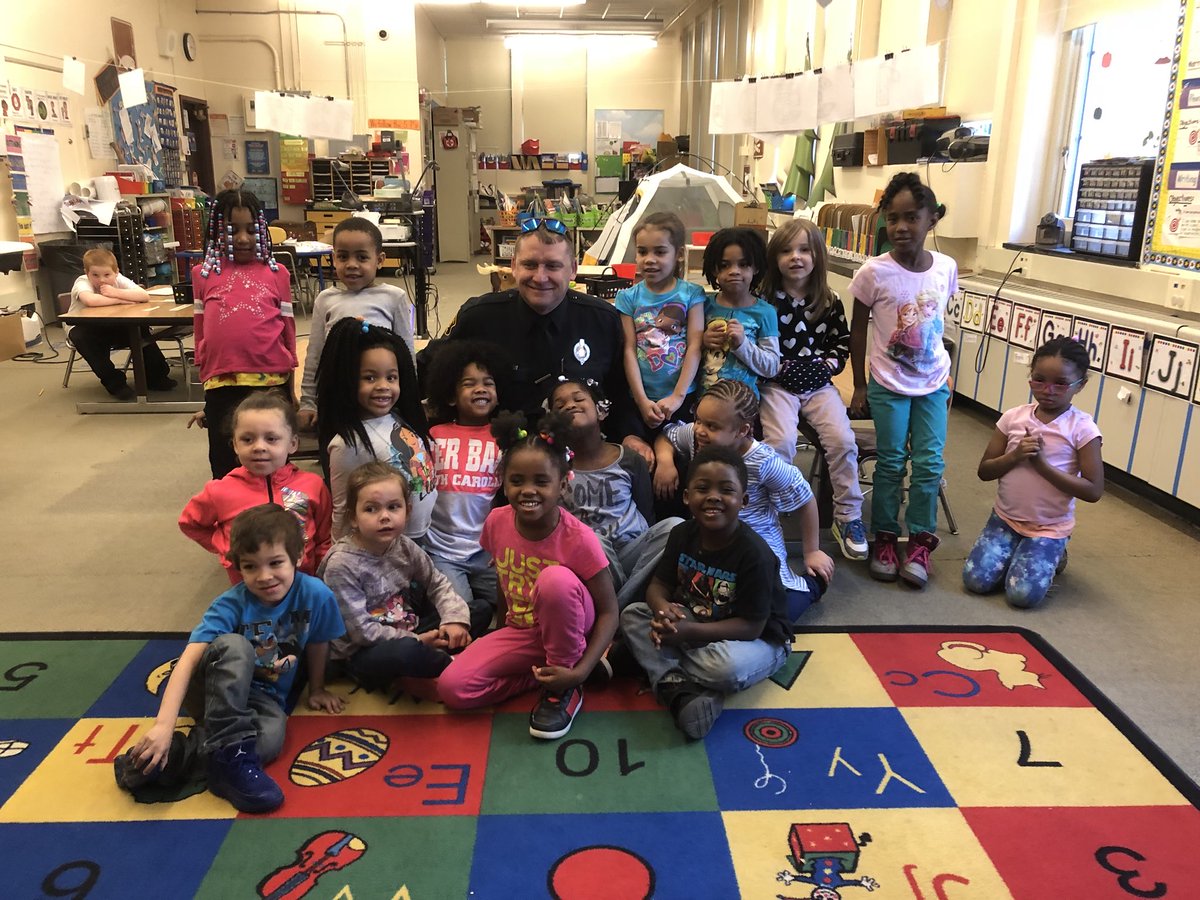 PghZone6's tweet photo. Visiting kindergarten at Langley is always a treat! #police412good @PPSnews https://t.co/NpgLgoYw9J