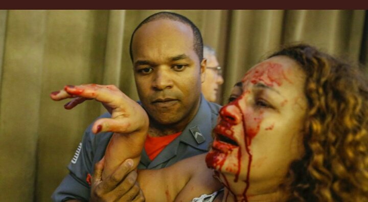 patysrovari's tweet photo. Imagem que demonstra como o PSDB trata os professores!  Parece o Paraná alguns há alguns anos, mas é São Paulo hoje! Um profissional que merece ser recebido com honra, tratado como marginal! https://t.co/p5LOP0G2rT