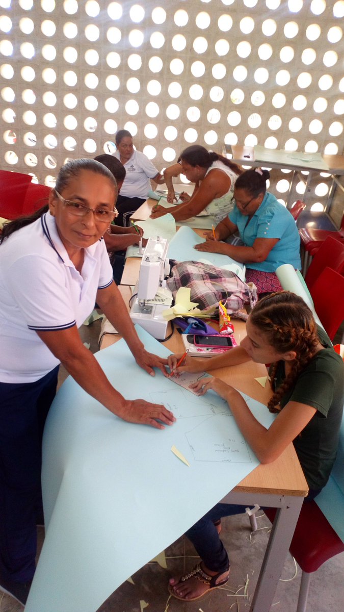 ARTE1SENACFMA's tweet image. Continuamos Felices nuestra labor. #SENACFMAestáDeModa
#FormaciónComplementaria
#ParqueYamesies
#Confección
#RopaInteriorFemenina