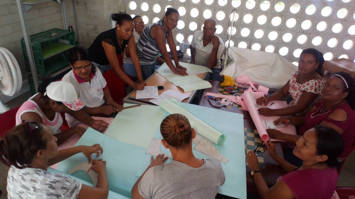 ARTE1SENACFMA's tweet image. Continuamos Felices nuestra labor. #SENACFMAestáDeModa
#FormaciónComplementaria
#ParqueYamesies
#Confección
#RopaInteriorFemenina