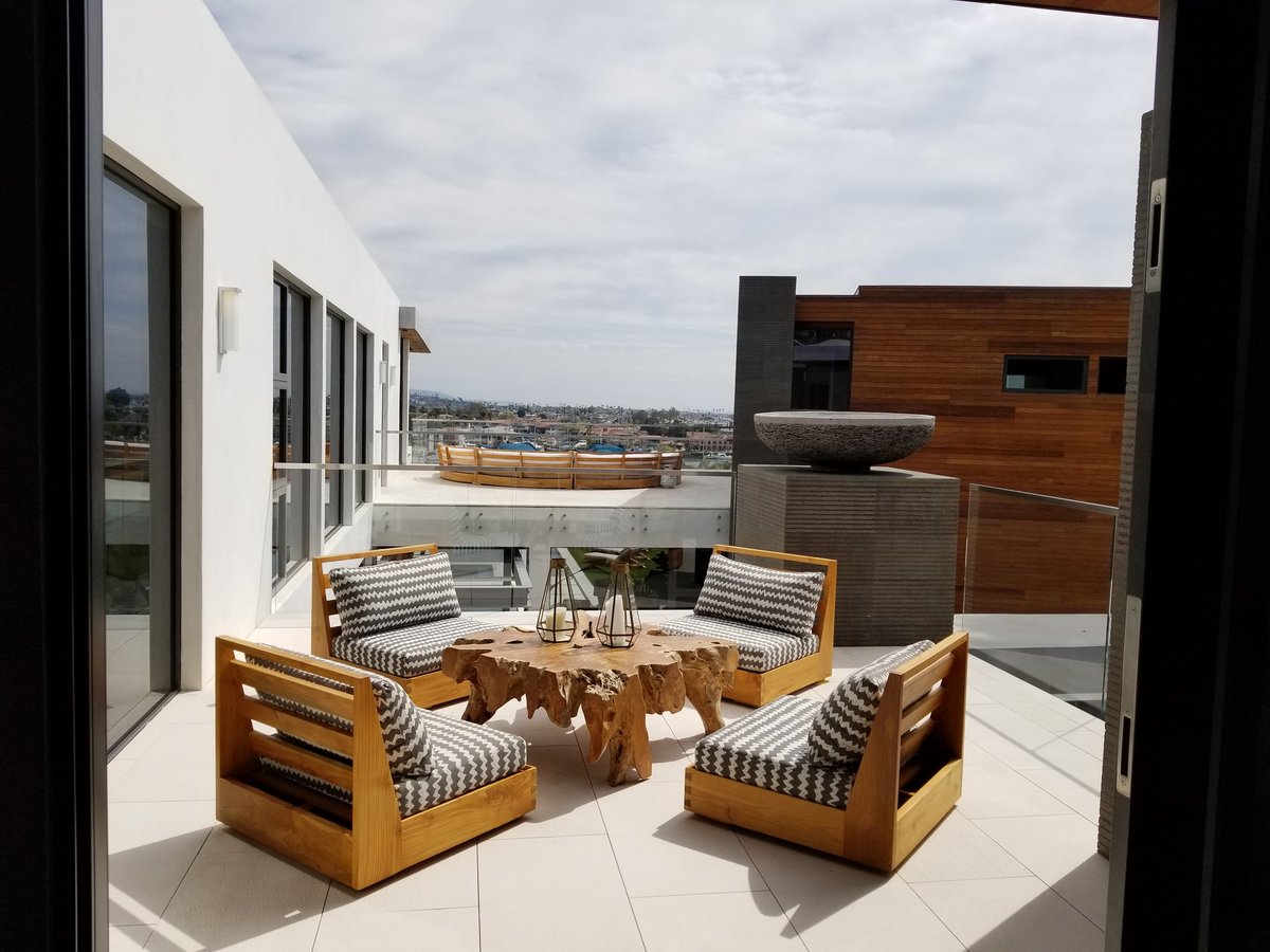 JustineDHoward's tweet photo. This newly-built two-story home is a one-of-a-kind architectural masterpiece! Click to see more photos and the listing: https://t.co/phBOfWPtwQ #newportbeachrealestate #oceanviewproperty https://t.co/RGfwWbJPWk