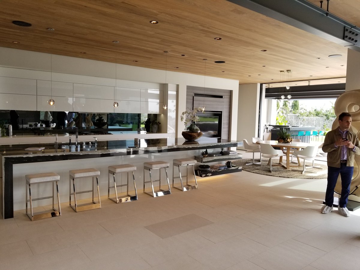 JustineDHoward's tweet photo. This newly-built two-story home is a one-of-a-kind architectural masterpiece! Click to see more photos and the listing: https://t.co/phBOfWPtwQ #newportbeachrealestate #oceanviewproperty https://t.co/RGfwWbJPWk