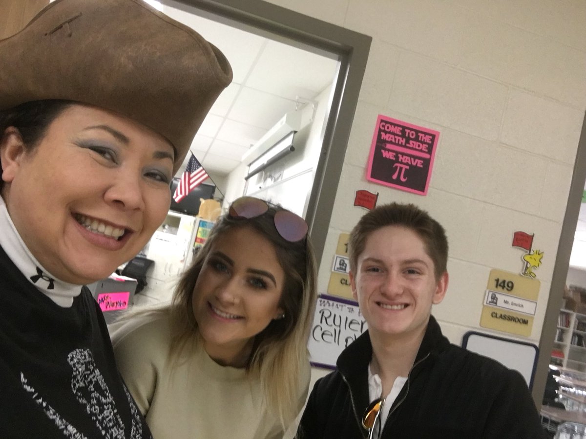 ERAUskp's tweet photo. Seeing former students always makes my day...especially Pi Day! #PiDay2018 #berkalumni https://t.co/nu1jwEcr66