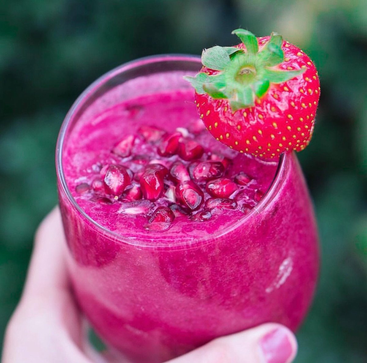 #Vegan Pomegranate-Beet Protein #Smoothie 😋✨🍓 
1 cooked beet (@lovebeets)
1 scoop LivWell vanilla plant protein
1 cup frozen strawberries 
1 cup pure pomegranate juice 
Optional: stevia or 1 tsp. agave
Topping: pomegranate seeds