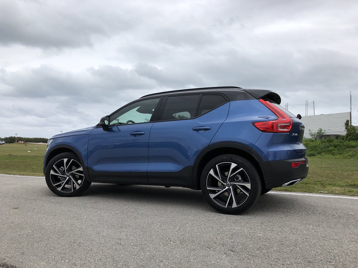 AutosDesign's tweet photo. Nueva #Volvo XC40 • Crossover • el perfecto urbano T5 254hp 258lb AWD R-Design $759,900/ T4 197hp 200lb AWD y FWD $699,900 y 659,900 #NewRulesNewPlayer #ADTest #Like #Car #TestDrive https://t.co/4e7lkfmAaW