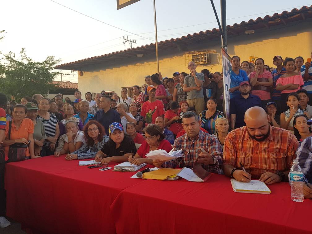 willy_casanova's tweet photo. Aquí estamos en la parroquia Cristo de Aranza, reunidos con los jefes de calle de los #CLAP junto al Director de @FundepoMaracaib, Reinaldo Herrera, a fin de planificar la correcta distribución de las cajas casa a casa, así como la organización de los mercados populares. https://t.co/nsFurR4dCn