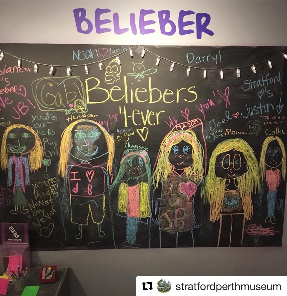 Bellieeber4ever's tweet image. Museu Stratford Perth via Instagram:
“Nosso quadro de mensagens #justinbieber está cheio de desejos desta semana de março! Obrigado pela sua fantástica obra de arte 👩🏻🎨👌🏼
Venha até o museu esta semana e confira #passos para o estrelato ✨ # stratfordtourism #marchbreakfun”