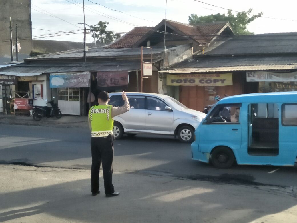 HumasPolresser1's tweet photo. Giat pengaturan lalulintas pagi oleh anggota Polsek Taktakan Polres Serang Kota di beberapa titik seperti, Perempatan RS Fatimah,  depan SDN Drangong dan di depan SMAN 3 Taktakan. 
Giat tersebut adalah upaya untuk mengantisipasi dan mengurai kemacetan yang acap kali terjadi. https://t.co/guDCvvOtGp