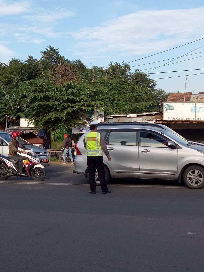 HumasPolresser1's tweet photo. Giat pengaturan lalulintas pagi oleh anggota Polsek Taktakan Polres Serang Kota di beberapa titik seperti, Perempatan RS Fatimah,  depan SDN Drangong dan di depan SMAN 3 Taktakan. 
Giat tersebut adalah upaya untuk mengantisipasi dan mengurai kemacetan yang acap kali terjadi. https://t.co/guDCvvOtGp