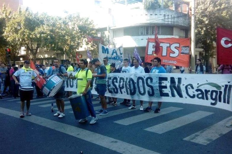tiempoarg's tweet photo. Cargill se niega a revertir los 44 despidos y los trabajadores van al paro por tiempo indeterminado: "Facturan $100.000 por minuto, no pueden justificar los despidos por razones tecnológicas ni económicas". https://t.co/Bub4xWJIF5 https://t.co/5OMufmRAA5