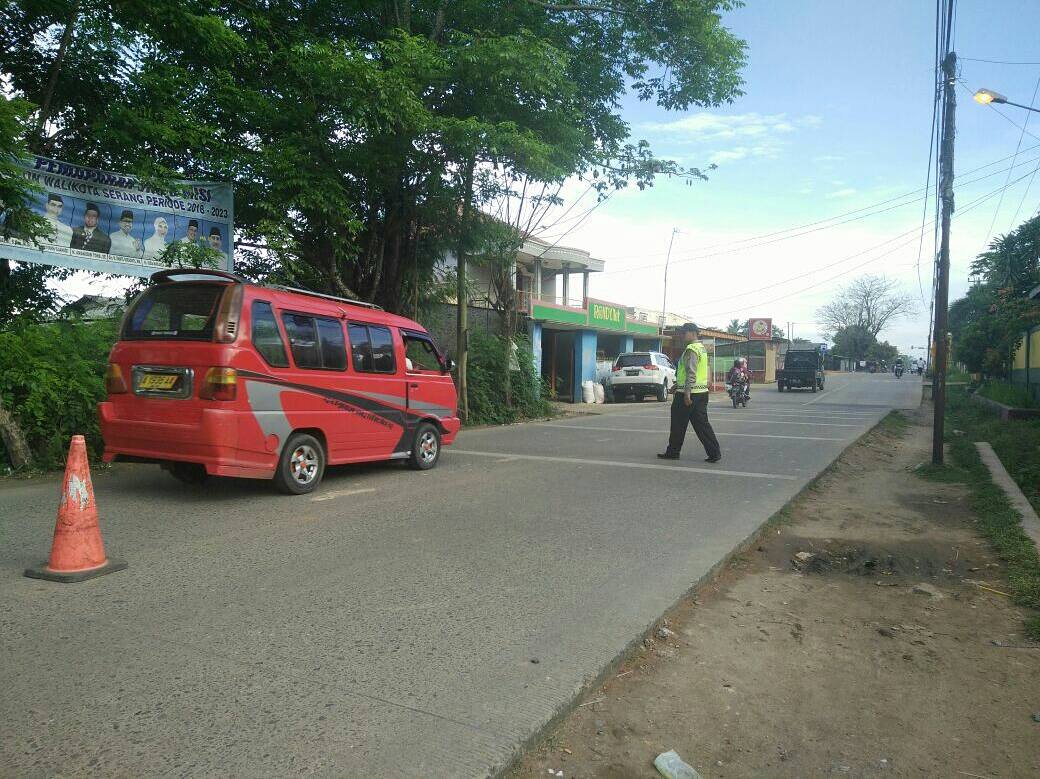 HumasPolresser1's tweet photo. Giat strong point pagi oleh anggota Polsek Walantaka Polres Serang Kota di beberapa titik rawan kemacetan. https://t.co/s4t4EszcAk