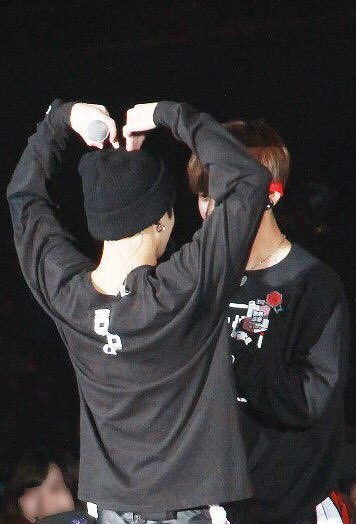 vkooksisreal's tweet photo. 🔪       ❤️

   🔪    ❤️

       🔪❤️

            💔

#vkook #kookv #taekook #TAEHYUNG #JUNGKOOK #BTS #Bangtan_Boys #kooktae https://t.co/3oEzWDufLC