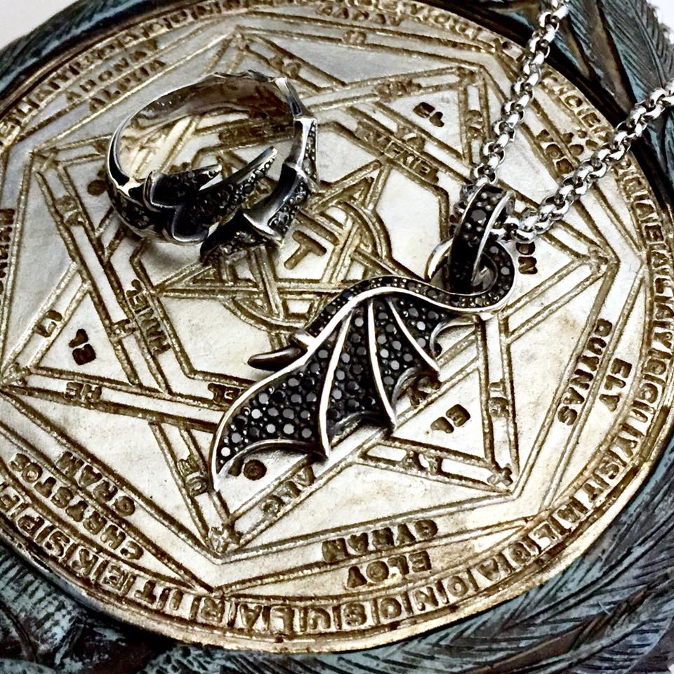 上州本店 蛇骨堂 英国の魔術師 ジョン ディー が描いたという エノク魔術の強力なタリスマン シジル ド アエメト が彫り込まれた手鏡 ブラック エンジェル ミラー 2 592 税込 蛇骨堂店頭販売中 アルケミーゴシック プレゼント 群馬 上州本店 蛇骨堂 英国の魔術師 ジョン ディー が描いたという エノク魔術の強力なタリスマン シジル ド アエメト が彫り込まれた手鏡 ブラック エンジェル ミラー 2 592 税込 蛇骨堂店頭販売中 アルケミーゴシック プレゼント 群馬