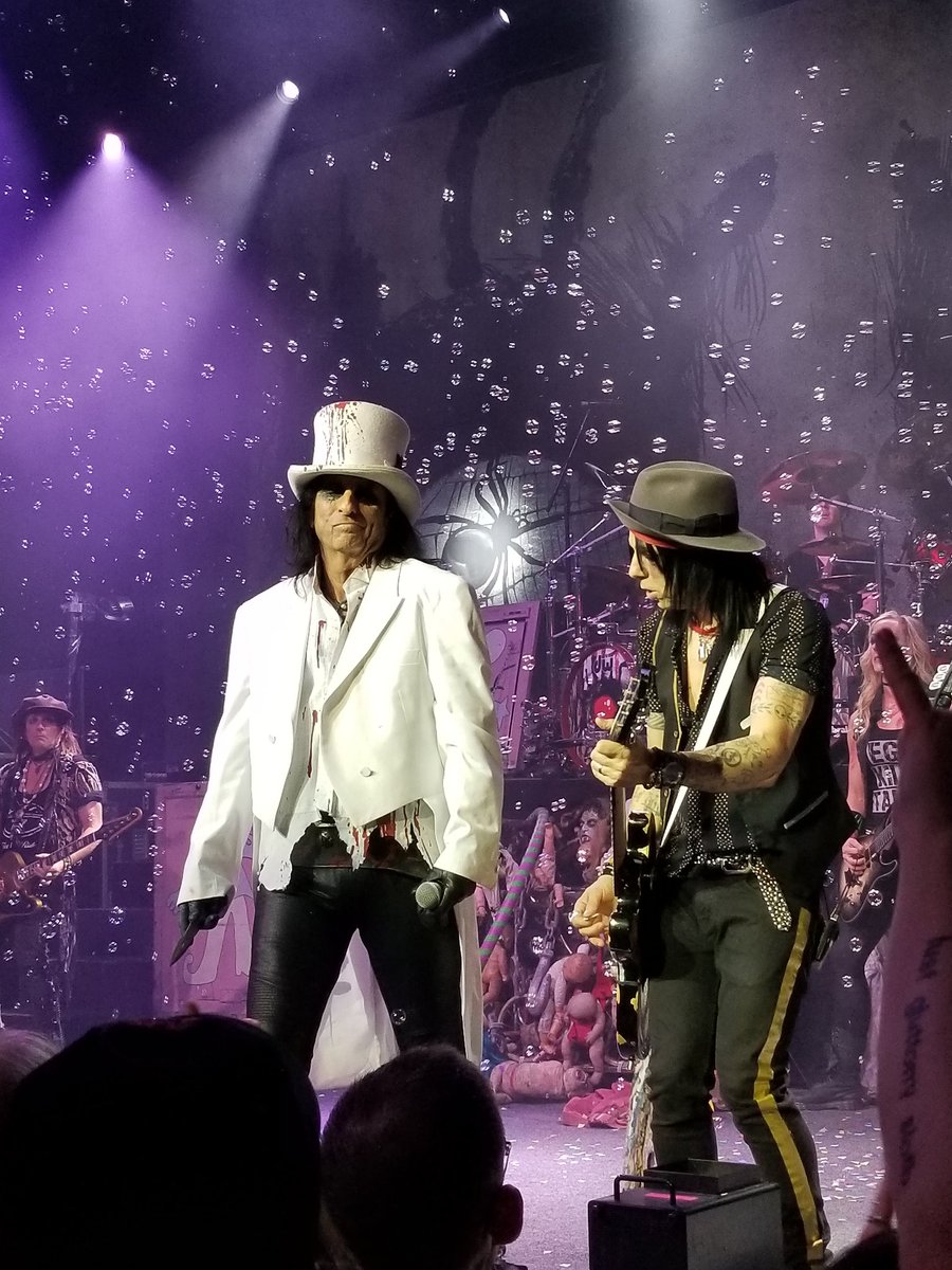 tiffradtke's tweet photo. @alicecooper amazing 
Show
#SlowClose. It eas amazing. https://t.co/c2Ia0xfmrD