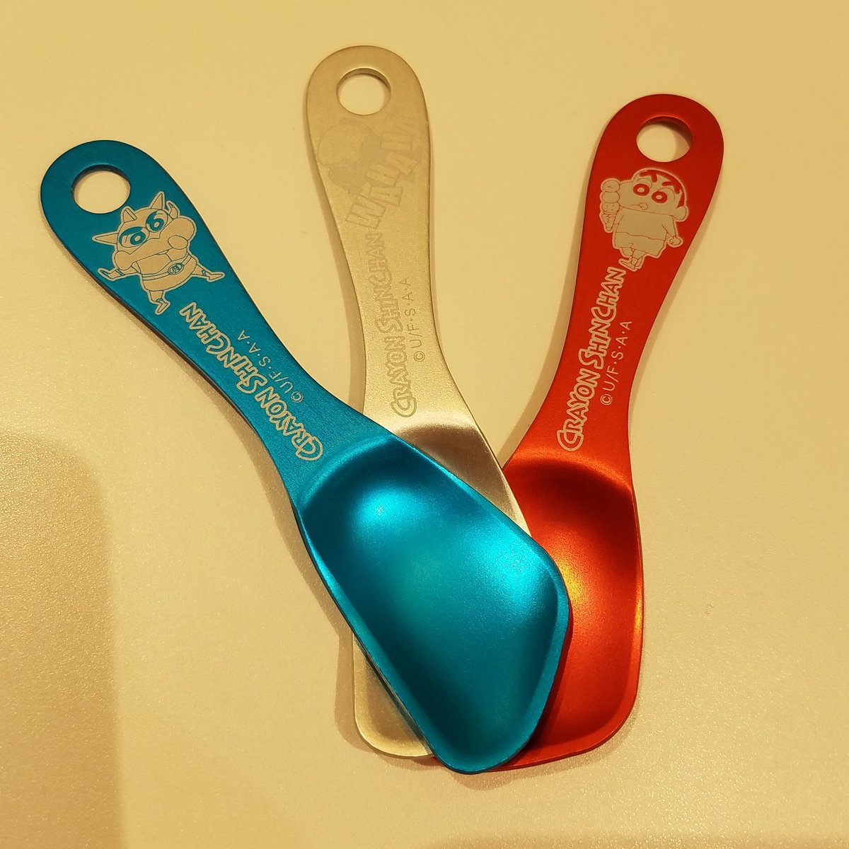 公式 クレヨンしんちゃんオフィシャルショップ アクションデパート東京駅店 こんにちは 元気にオープンしております アクション デパート東京駅店では新商品のアイスクリームスプーンを入荷しました 熱伝導で伝わり アイスがとろけ る 暑い時には