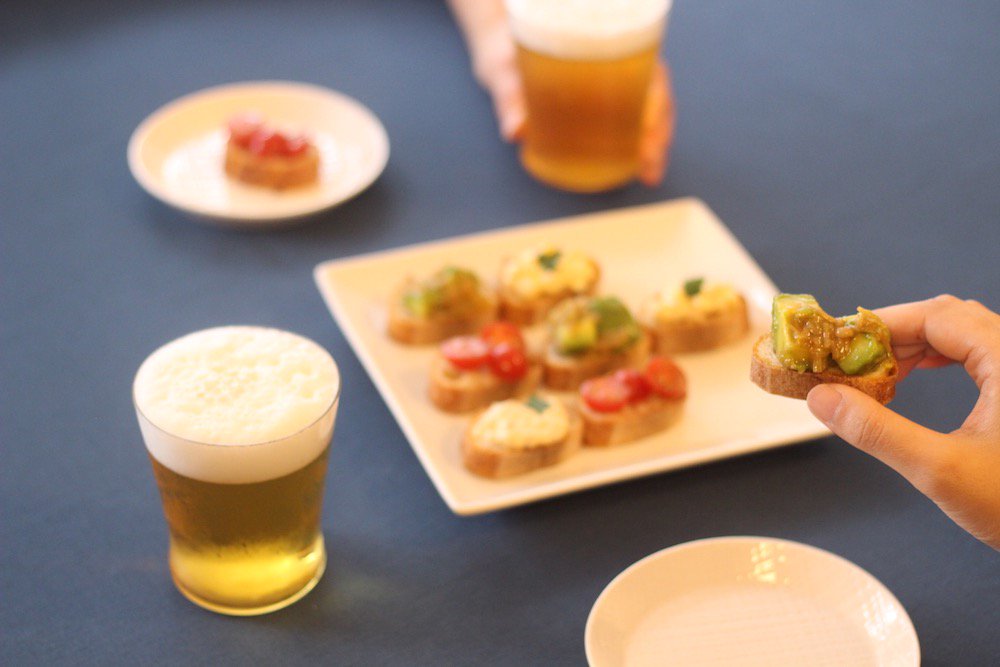 beertalk_cpn's tweet photo. 春は別れの季節。みんなで集まっておうち飲みしたり、ホームパーティしたりする方も多いのでは。
そんな時に大活躍の簡単で華やかなカナッペをご紹介します。
レシピはこちらからどうぞ！
https://t.co/UviB23d41E

#ビアトーク #カナッペ #ビール #おつまみ #レシピ https://t.co/eJCuNudH6K