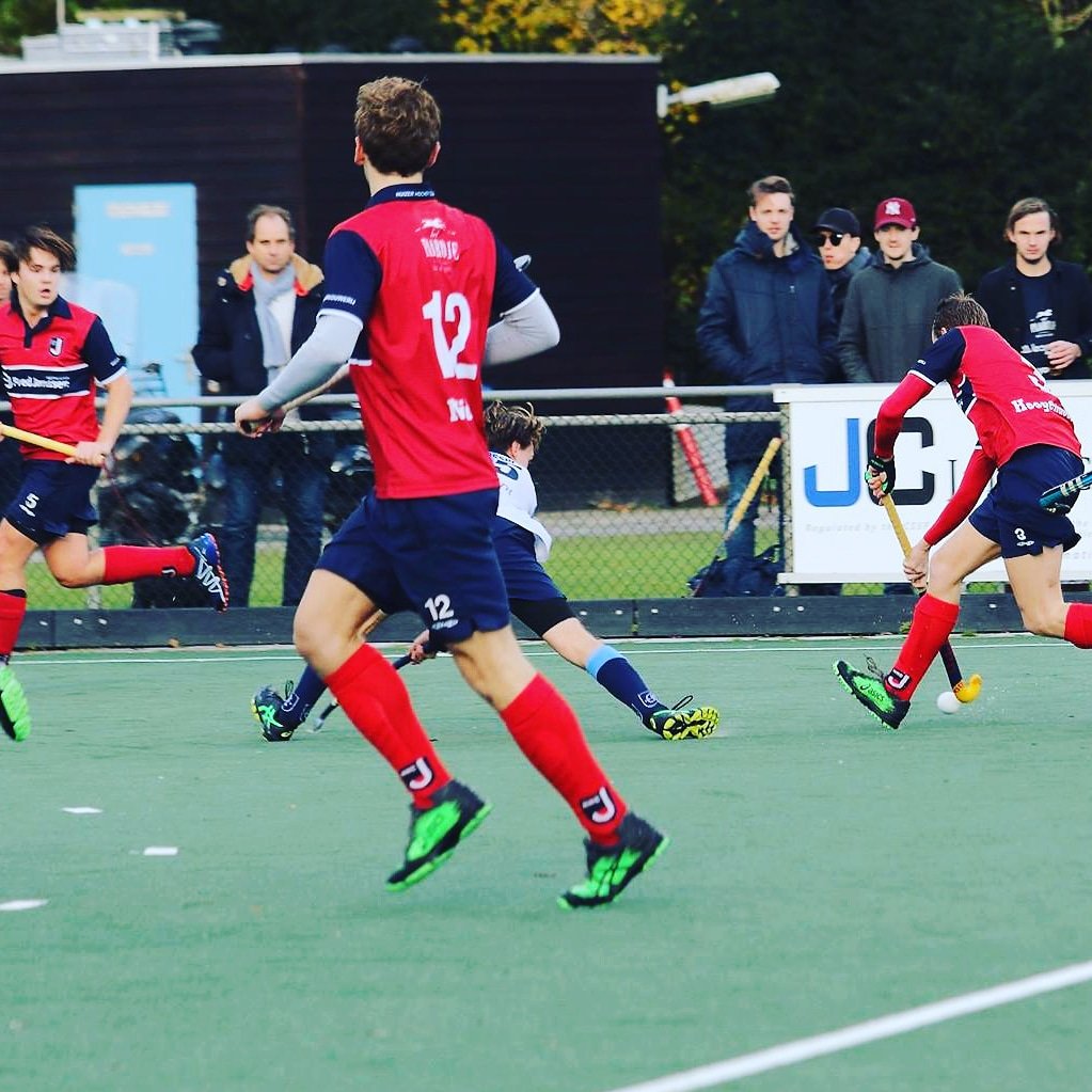 Zondag is de strijd om plek 3 van de overgangsklasse, op onze club!
Heren 1 staat 4e! Zondag 14.45u spelen zij thuis tegen nummer 3 #HIC. Kom jij hen helpen naar die derde plek?  Na de wedstrijd drankje doen? Onder het genot van heerlijke kaas aangeboden door #JeroenNoëKaas