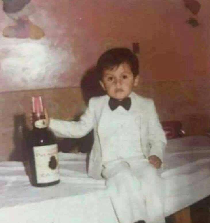 K_e_n_o_b_i's tweet photo. La foto de mi primera fiesta de disfraces....Me disfracé de José José 🤪 https://t.co/tu5LVjj8EF