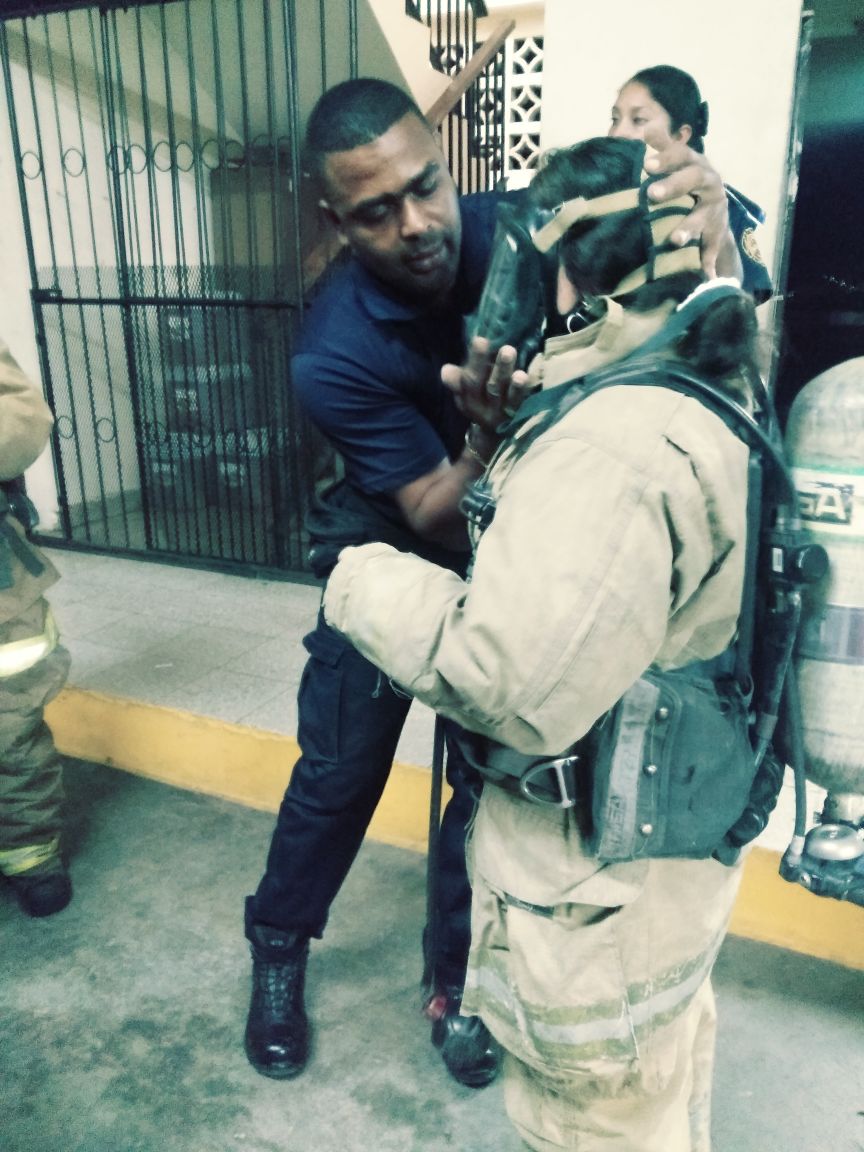 Compañía No. 8 (Voluntarios) Estación James Sutherland de Changuinola en práctica de rescate de víctimas en estructuras y uso del equipo de respiración autónoma. #BCBRPBocas