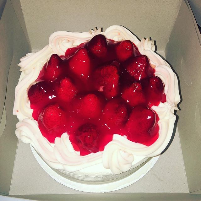 TSSCakes's tweet photo. Fresh strawberry cake 🍓 #freshstrawberries #strawberries #strawberrycake #buttercream #delicious https://t.co/YsBlpVtK0a https://t.co/sOGVq39Yon